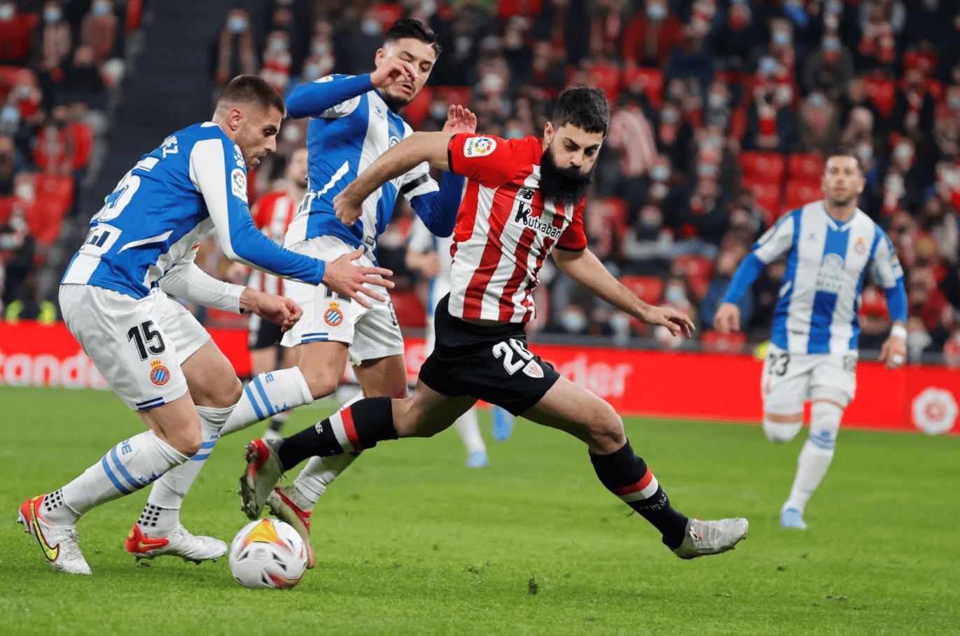 爱游戏-皇家马德里发布备战花絮，今晚防线松动，社区盾任务艰巨，赛季目标并未改变(皇家马德里队伍)